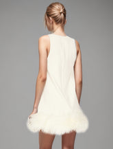 Robe courte minimaliste sans manches avec ourlet en plumes